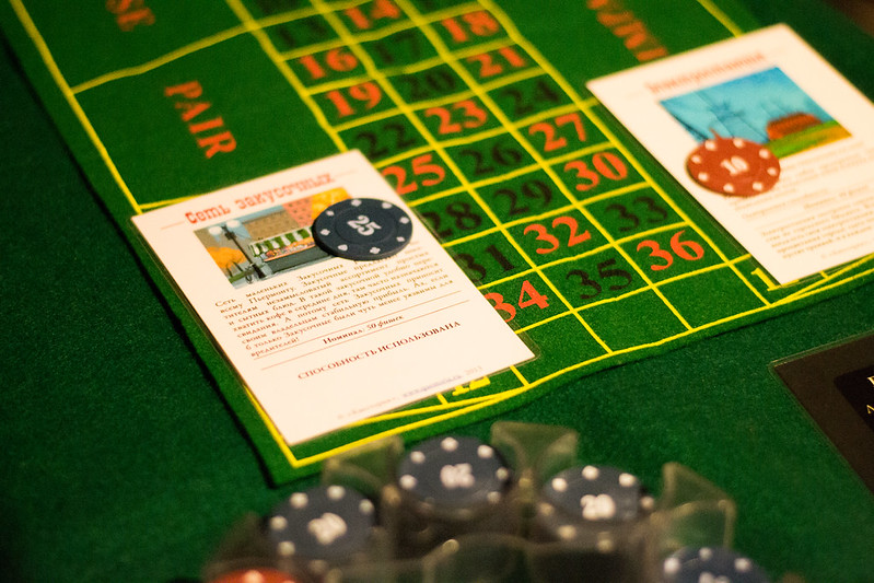 Ведущий развлекает гостей на корпоративе в Астрахани